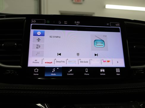 Used 2023 Chrysler Pacifica Touring-L AWD/4WD image 51
