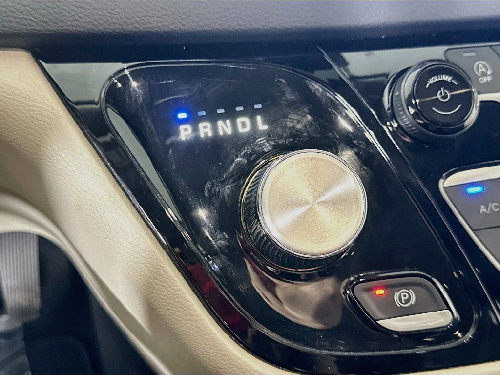 Used 2024 Chrysler Pacifica Touring-L FWD image 35