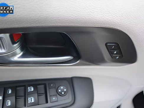 Used 2024 Chrysler Pacifica Limited FWD image 14