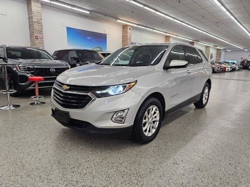Used 2020 Chevrolet Equinox LT w/ Driver Convenience Package FWD image 2