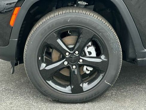 New 2024 Jeep Grand Cherokee Altitude image 24