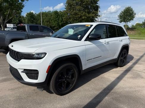 Used 2023 Jeep Grand Cherokee Altitude AWD/4WD image 13