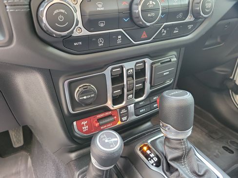 Certified 2025 Jeep Gladiator Rubicon w/ Safety Group AWD/4WD image 19