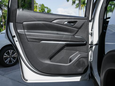 Used 2024 Chevrolet Traverse LT image 32