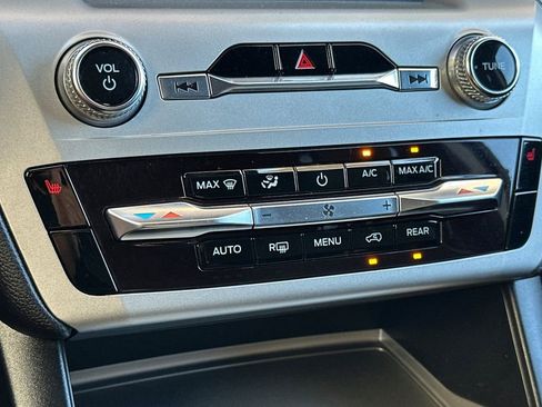 Used 2022 Ford Explorer XLT image 24