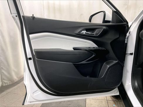 Used 2025 Chevrolet Trax LT w/ LT Convenience Package image 9