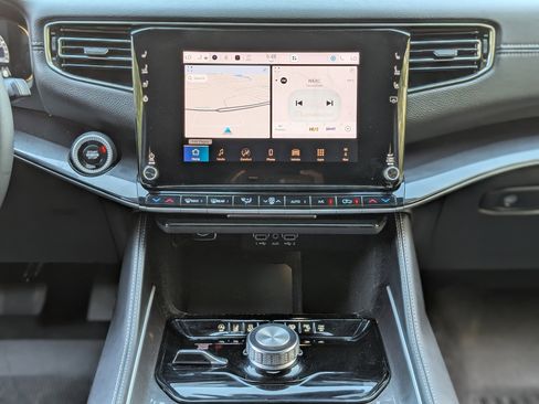 Used 2024 Jeep Wagoneer 4WD w/ Premium Group I image 29