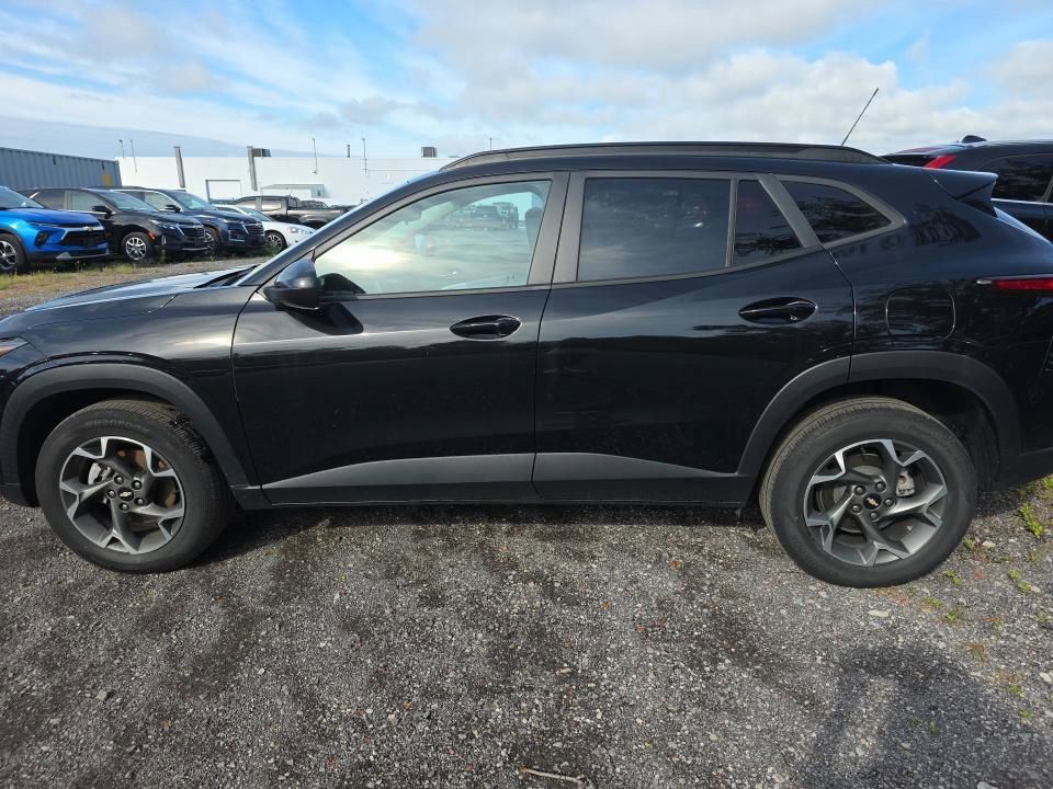 Used 2024 Chevrolet Trax LT w/ Sunroof Package FWD image 9