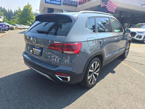 Used 2023 Volkswagen Taos SE w/ Panoramic Sunroof Package AWD/4WD image 7