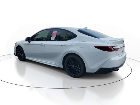 Used 2025 Toyota Camry SE image 4