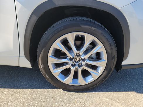 Used 2021 Toyota Highlander Limited image 10