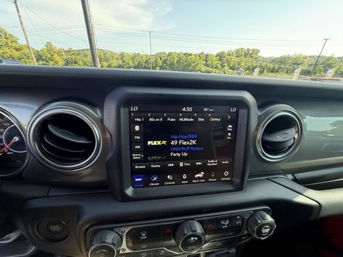 Used 2022 Jeep Wrangler Unlimited Sahara AWD/4WD image 19