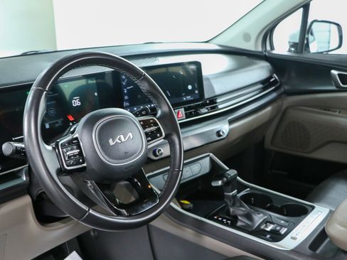 Used 2025 Kia Carnival FWD image 22