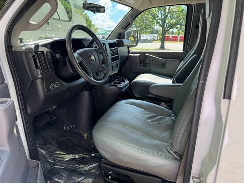 Used 2017 Chevrolet Express 2500 RWD image 2