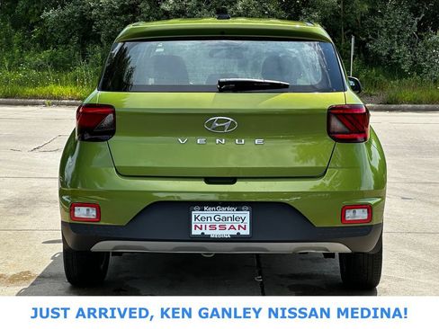 Used 2022 Hyundai Venue SE FWD image 4
