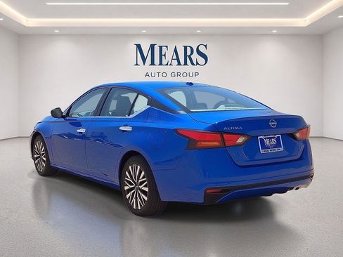 Used 2025 Nissan Altima 2.5 SV FWD image 3