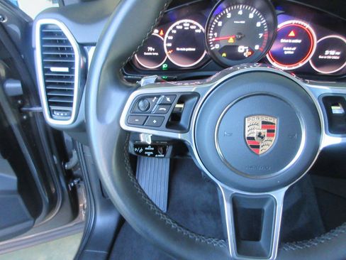 Used 2023 Porsche Cayenne AWD/4WD image 56