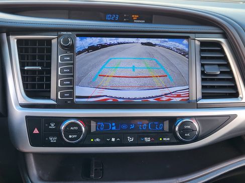 Used 2018 Toyota Highlander Plus FWD image 19