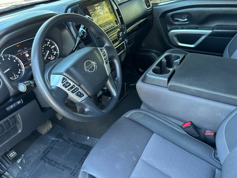 Used 2022 Nissan Titan SV image 9