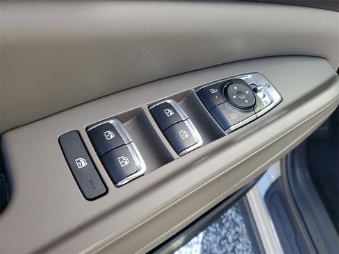 Used 2025 Kia Carnival EX image 9