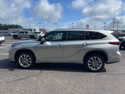 Used 2023 Toyota Highlander Limited FWD image 13