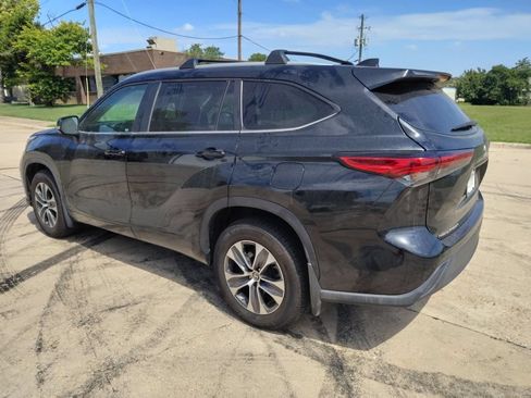 Used 2023 Toyota Highlander XLE AWD/4WD image 9
