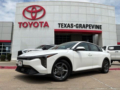 Used 2025 Kia K4 LXS image 2