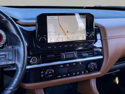 Used 2024 Nissan Pathfinder Platinum image 9