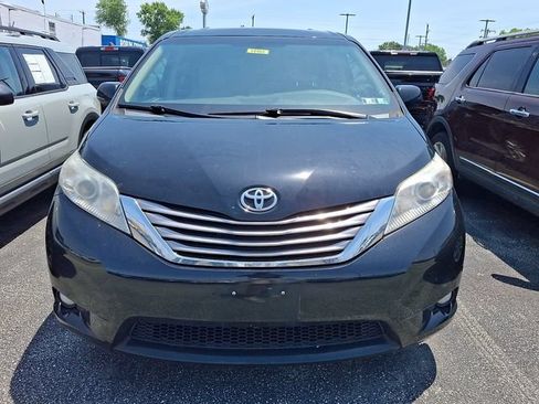 Used 2017 Toyota Sienna XLE AWD/4WD image 2