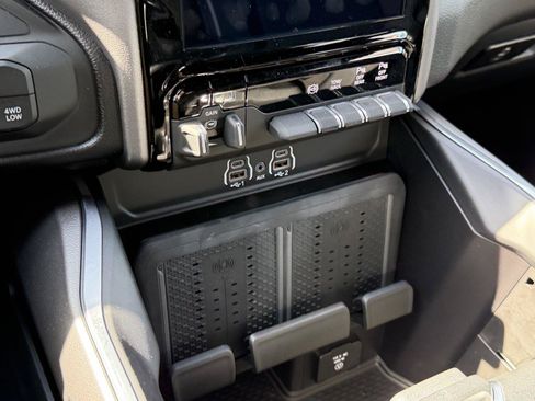 Used 2025 RAM 2500 Laramie AWD/4WD image 24