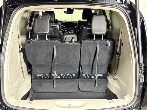 Used 2023 Chrysler Pacifica Touring-L FWD image 19