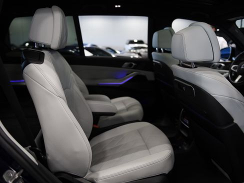Used 2024 BMW X7 xDrive40i w/ M Sport Package AWD/4WD image 39