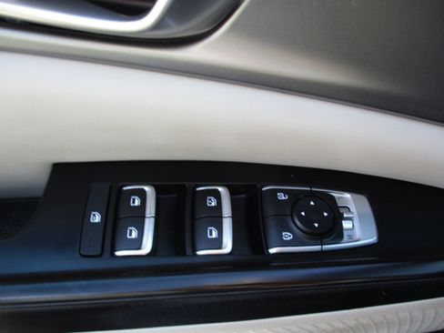 Used 2024 Kia Carnival LX image 17