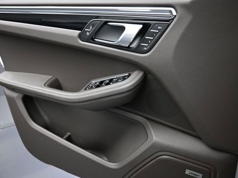 Certified 2025 Porsche Macan AWD/4WD image 26