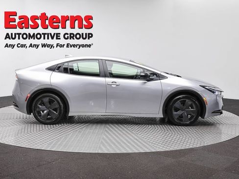 Used 2025 Toyota Prius LE FWD image 4