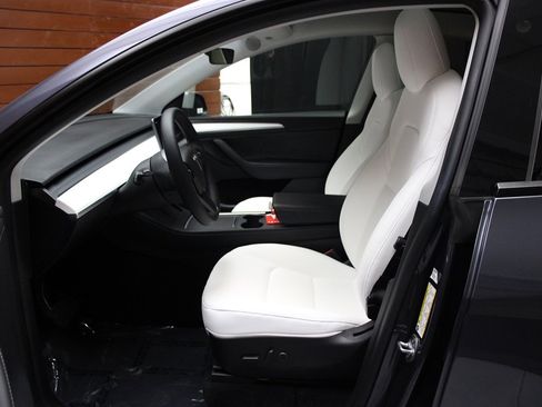 Used 2022 Tesla Model Y Long Range AWD/4WD image 26