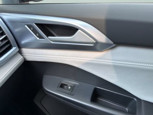 New 2026 Volkswagen Taos SE FWD image 12