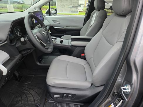Certified 2026 Toyota Sienna XLE FWD image 17
