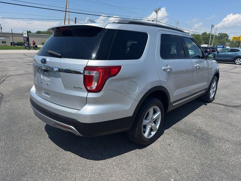 Used 2017 Ford Explorer XLT w/ Equipment Group 202A AWD/4WD image 6