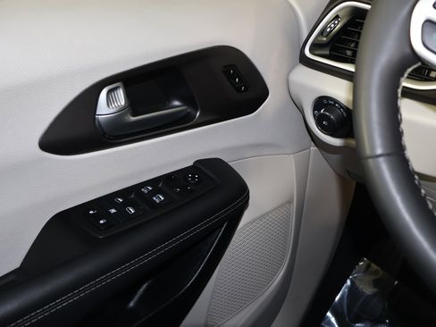 Used 2024 Chrysler Pacifica Touring-L image 32