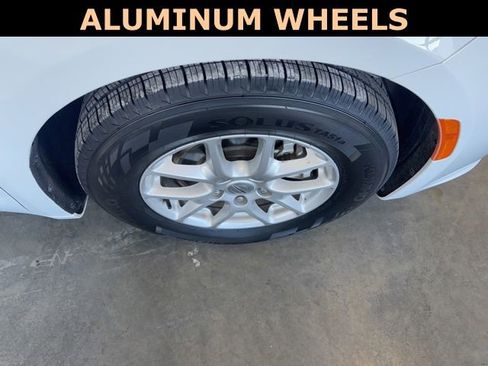 Certified 2024 Chrysler Pacifica Touring-L FWD image 11