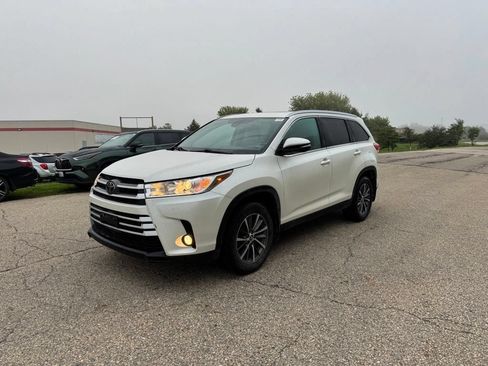 Used 2019 Toyota Highlander XLE AWD/4WD image 11