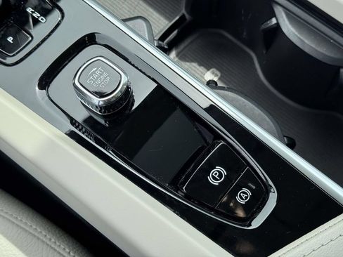 Certified 2024 Volvo XC60 B5 Plus w/ Climate Package AWD/4WD image 33