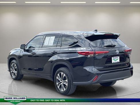 Used 2021 Toyota Highlander XLE AWD/4WD image 6