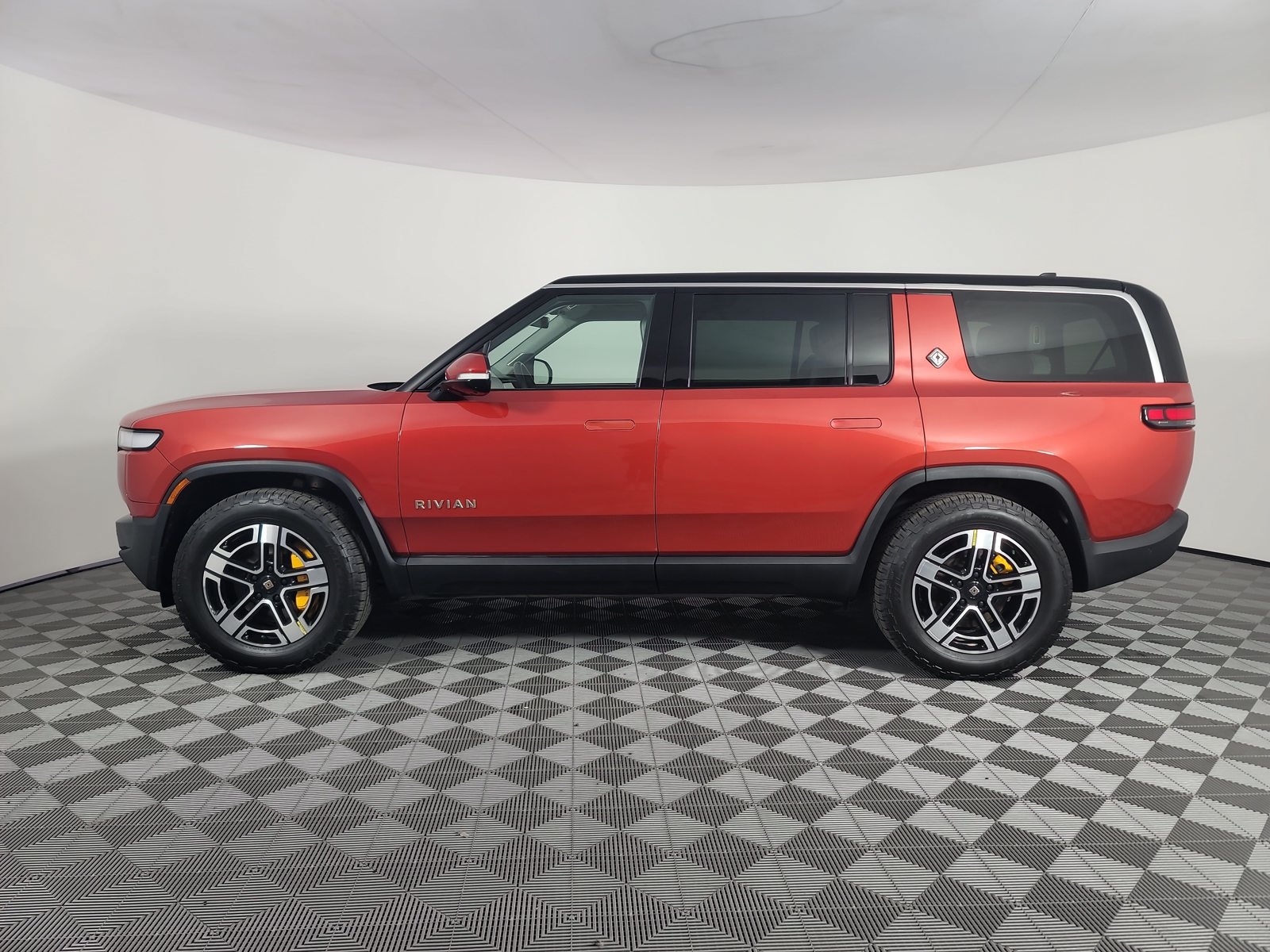 Used 2023 Rivian R1S Launch Edition Quad AWD/4WD image 2