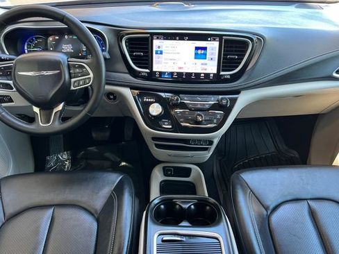 Used 2024 Chrysler Pacifica Limited FWD image 14