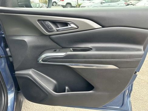 Used 2025 Chevrolet Traverse LT image 8