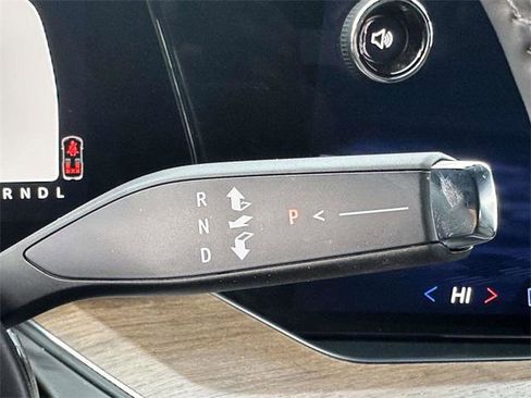 Used 2025 Chevrolet Suburban High Country image 33