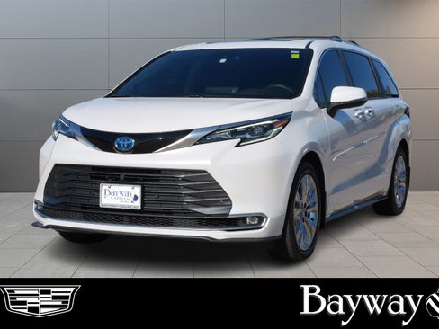 Used 2024 Toyota Sienna Platinum image 1