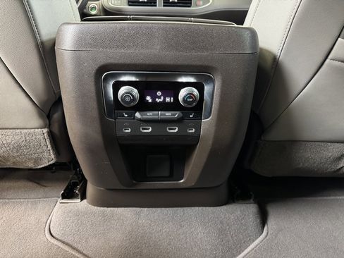 Used 2021 GMC Yukon SLT w/ SLT Premium Package image 19